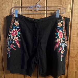Johnny Was Black Linen Imani
Patch Pocket Embroidered Shorts Medium